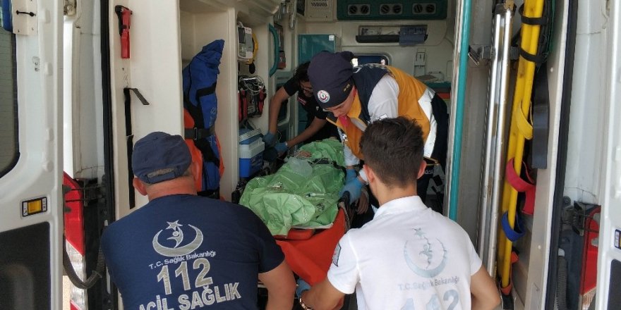 Kayalıklardan denize düşen kızı vatandaşlar kurtardı