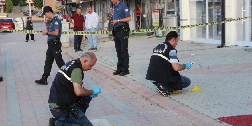 İş yerinin önünde silahlı saldırıya uğradı