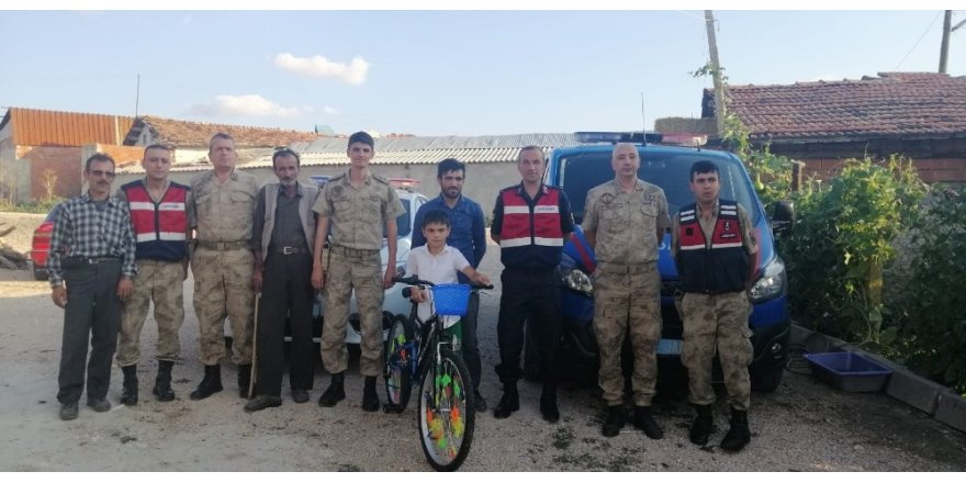 Jandarmadan "İnşallah bana çıkar" diyen Bedirhan’a bisiklet sürprizi