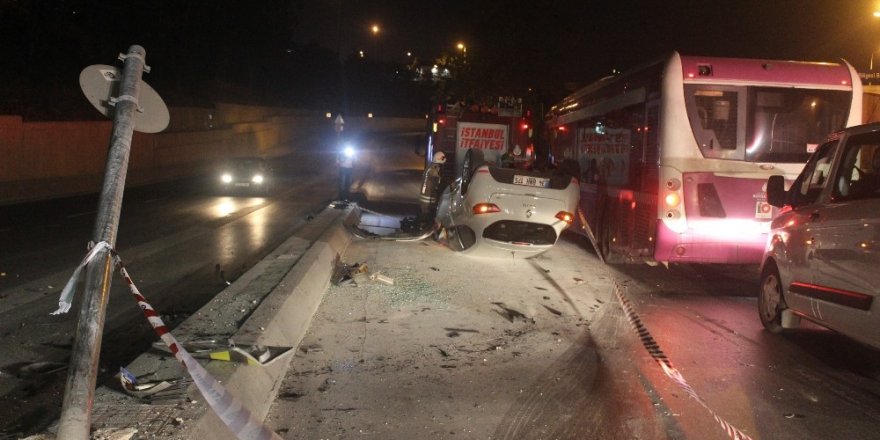 Trafik ışığına çarpan otomobil takla attı: 1 yaralı