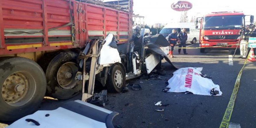 TIR’ın altına giren kamyonetin sürücüsü öldü