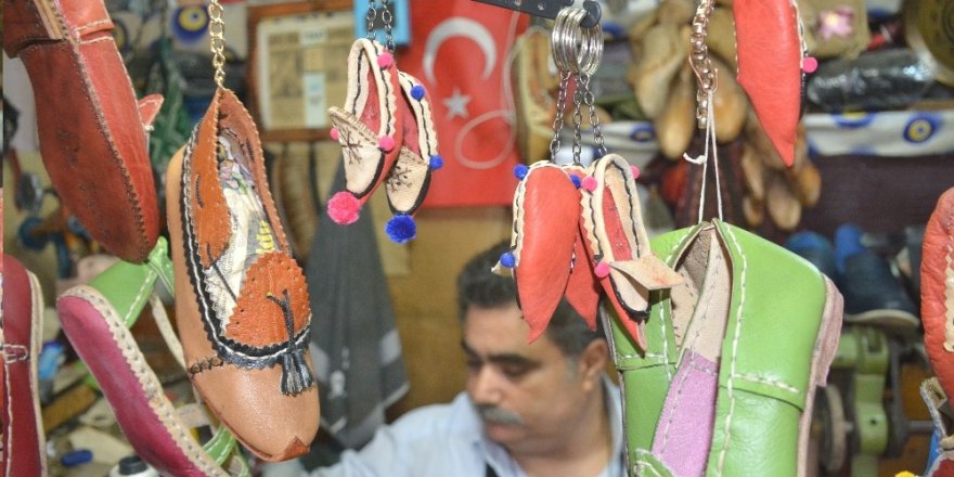 Çarıkları küçülttü, işlerini büyüttü