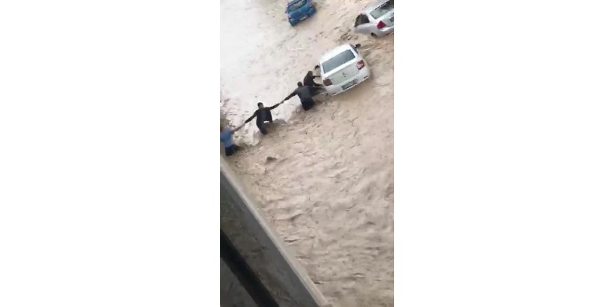 Sel sularına kapılan otomobili yüzdürerek kurtardılar