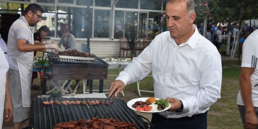 Deveci Başkan’dan basın mensuplarına deve sucuğu ikramı