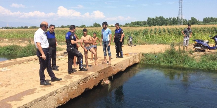 Polis sulama kanallarına giren çocukları tek tek uyardı