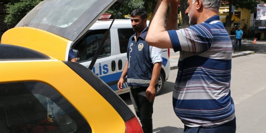 Kars’ta polis taksilere uygulama yaptı