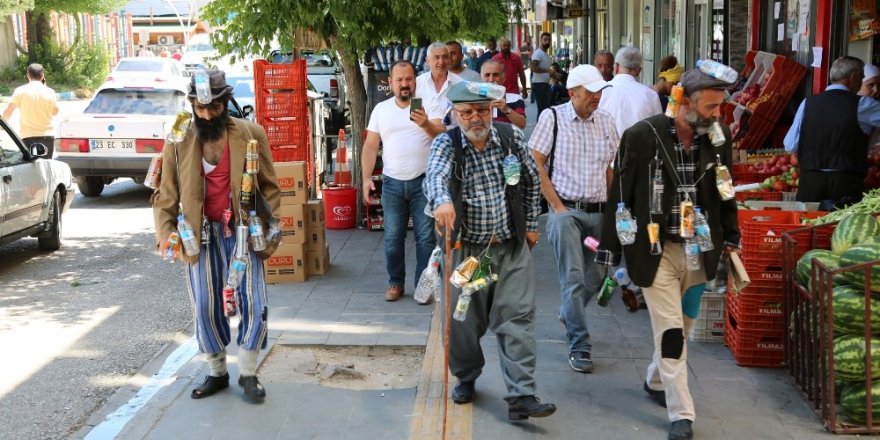 Çevre kirliliğine dikkat çekmek için vücutlarına astıkları çöplerle sokakları gezdiler