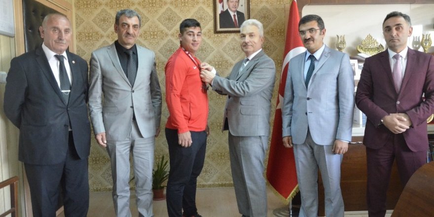 AÇSH Bakan Yardımcısı Koca, başarılı sporcuyu ödüllendirdi