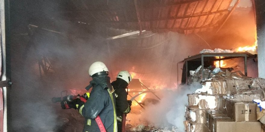 Samsun’da iş yeri alev alev yanıyor