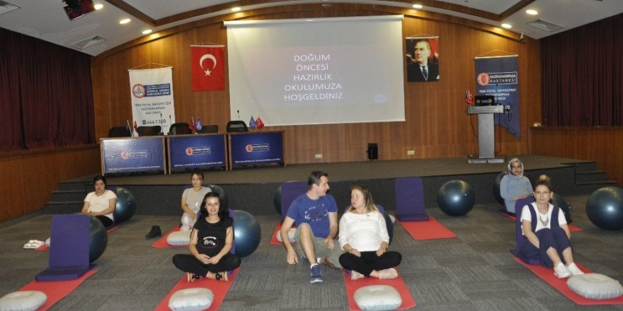 Anne ve baba adayları birlikte gebelik pilatesi yaptı