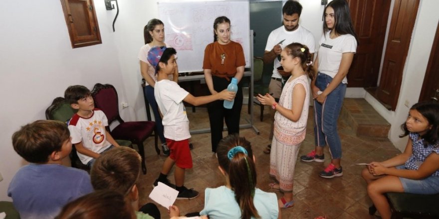 Yurt dışından gelen öğrenciler İzmirli öğrencilere İngilizce öğretiyor