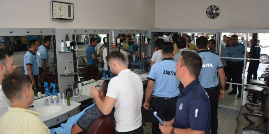Uşak’ta zabıta ekipleri erkek kuaförlerini denetledi