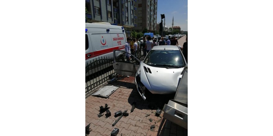 Duvara çarpan otomobilin kaza anı araç kamerasında
