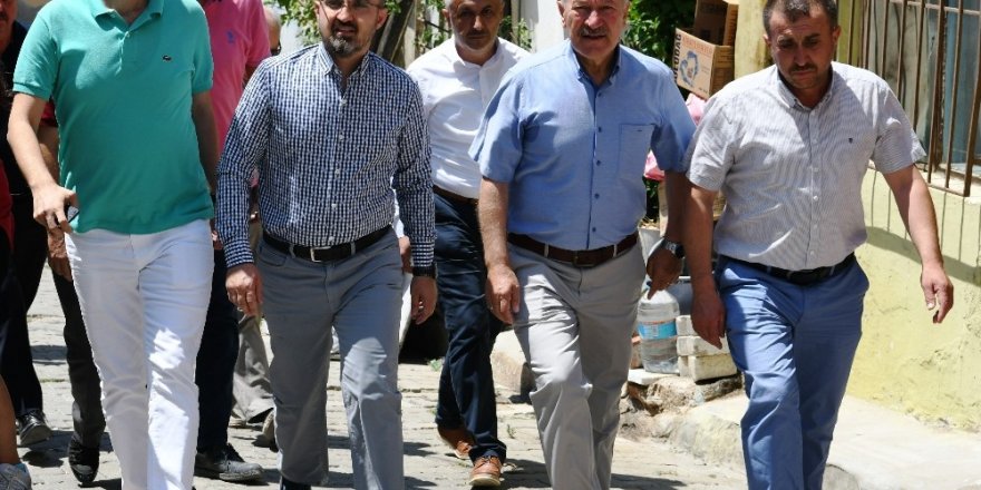 Turan, Lapseki’de teşkilat ile birlikte halk pazarını gezdi