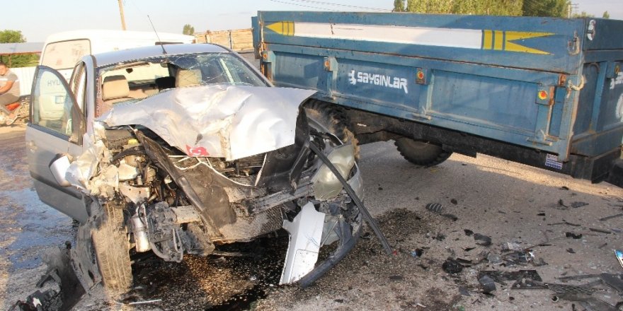 Traktör ile otomobil çarpıştı: 2 yaralı