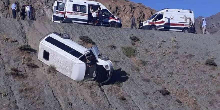 Elazığ'da yolcu minibüsü devrildi: 4 yaralı