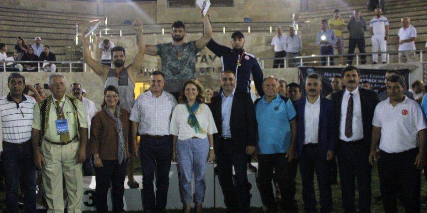 Türkiye Aba Güreşi Şampiyonası Başpehlivanı Ömer Yavuz oldu