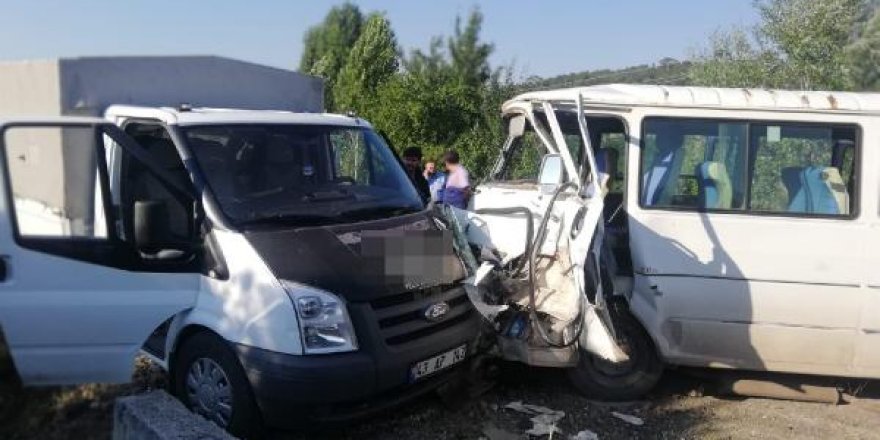 Kütahya'da işçi servisi ile kamyonet çarpıştı: 11 yaralı