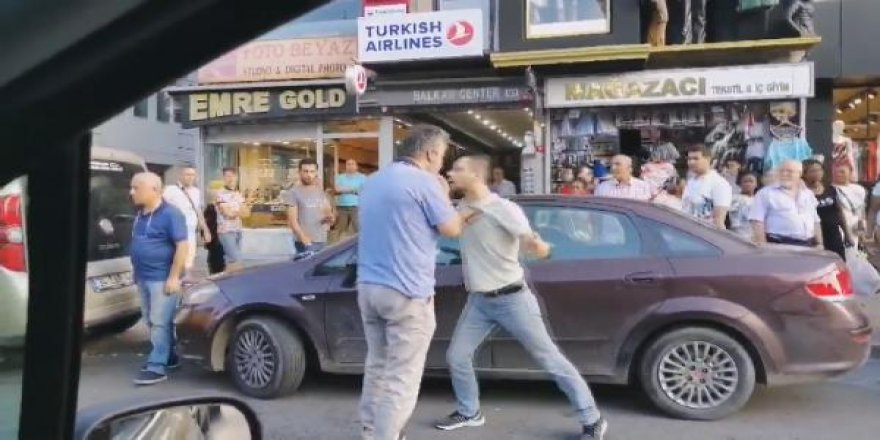 Taksiciyle yolcunun bıçaklı kavgası kamerada
