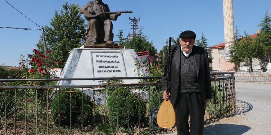 Hayranları köy meydanına yaşarken heykelini dikti