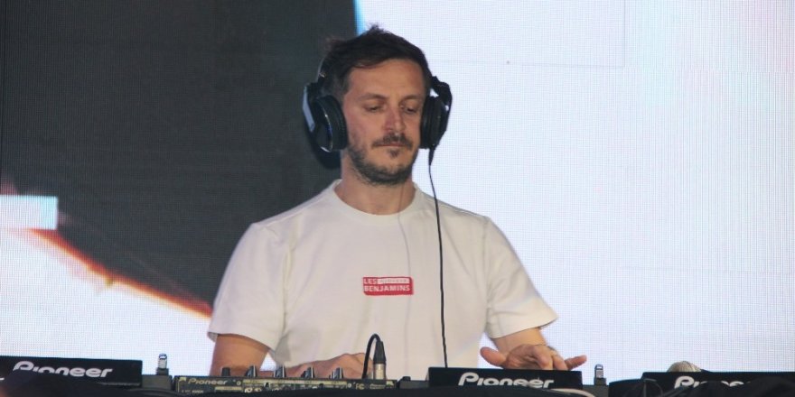 Ünlü Dj Burak Yeter: “Biz 2 saat eğlendiririz, kendini Dj sananlar 10 dakika eğlendirir”