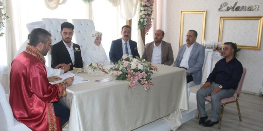 Edremit’te dini ve resmi nikah aynı anda kıyıldı