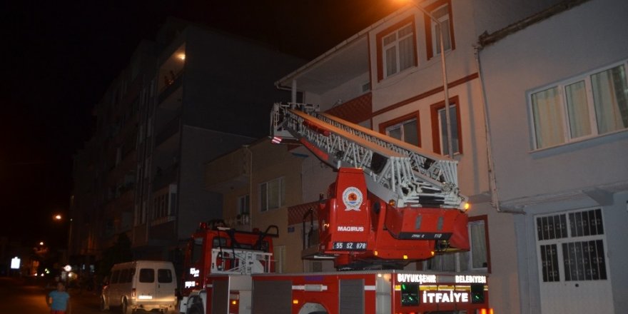 Evde uyuyakalan genç polisi ve itfaiyeyi alarma geçirdi