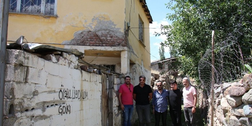 Sanatçı Yağız, İbrahim Erkal’ın evini ziyaret etti