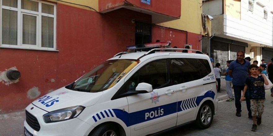 Apartman kapsını sıkıca tuttu, kadın hırsızları böyle yakalattı