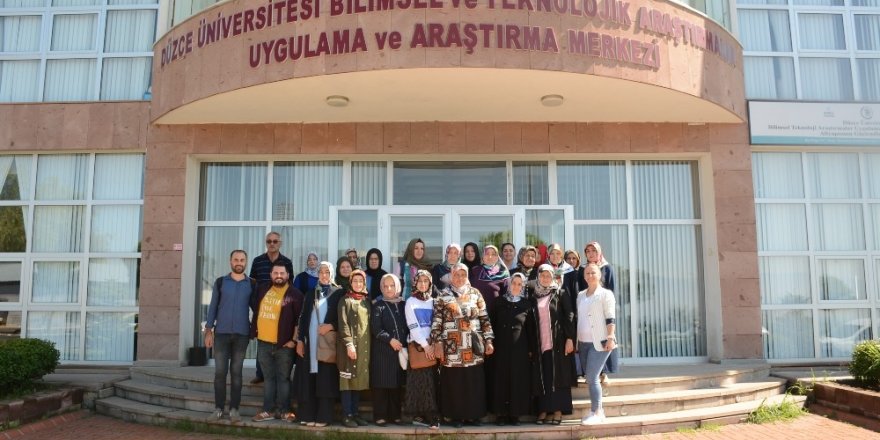 Çiftçi kadınlar doku kültürü laboratuvarını ziyaret etti