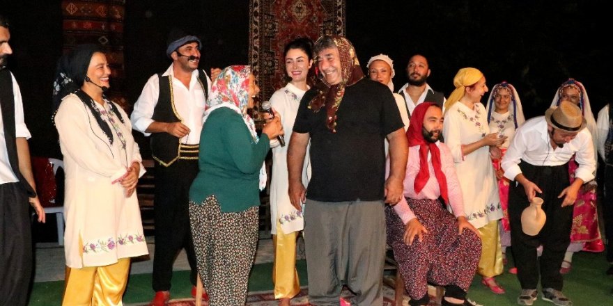 Tiyatro sahnesi yaylalara kuruluyor, çocuklar ilk kez tiyatro izlemenin heyecanını yaşıyor