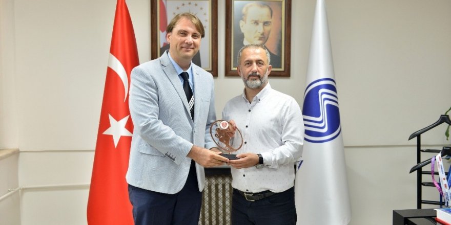 Türkiye Ragbi Federasyonundan Rektör Savaşan’a plaket