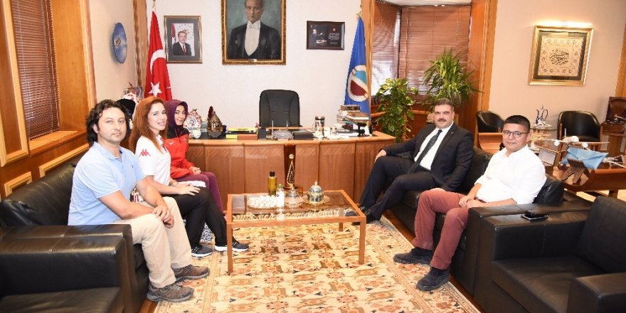 Rektör Çomaklı, Anadolu Üniversitesini temsil edecek sporculara başarılar diledi