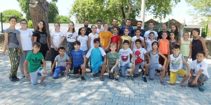 Burhaniyeli öğrenciler tatilde oyun öğreniyorlar