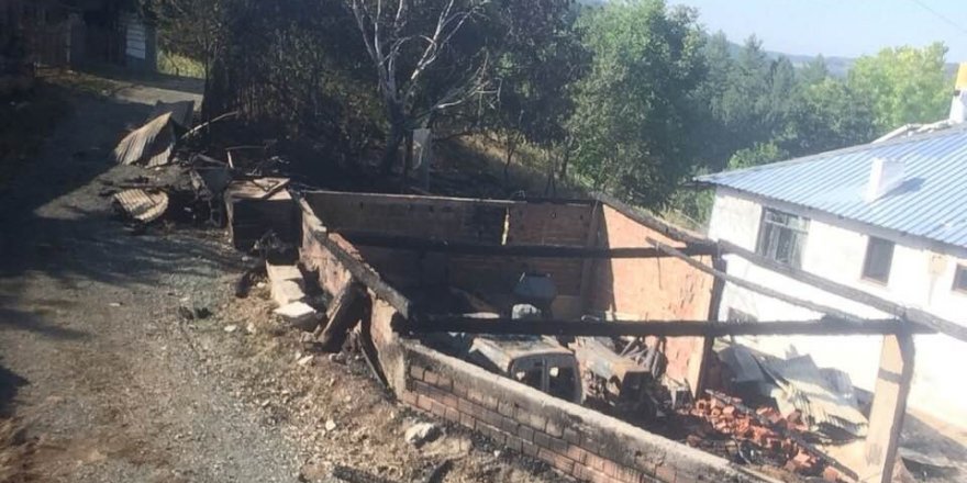 Kastamonu’da çıkan yangın kamyonet ile traktörü küle döndürdü