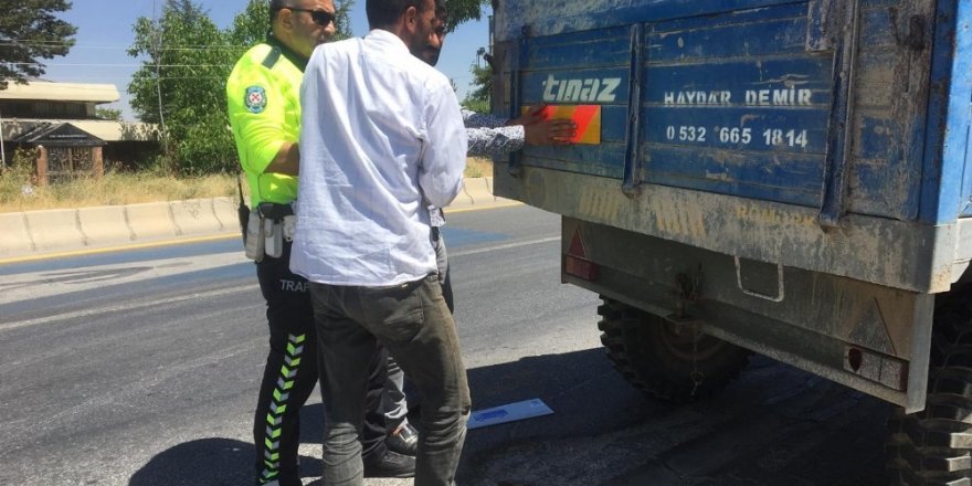 Trafik polislerinden ’reflektör’ uygulaması