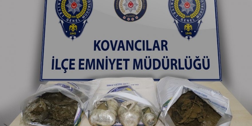 Lastiklere 7 kilo esrar gizledi, polise teslim oldu