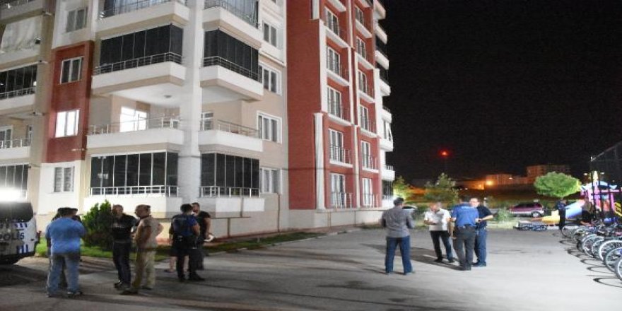 7'nci kattan atlayan genç öldü