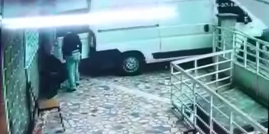 Ticari araçla hırsızlığa geldiler alarm çalınca hızla kaçtılar