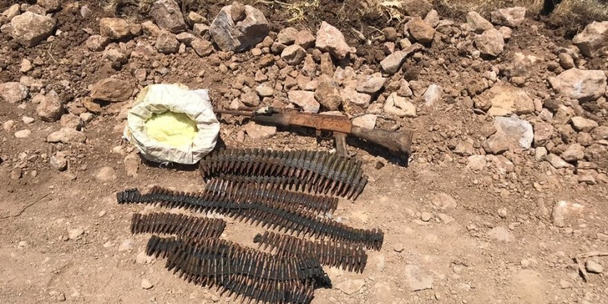 Siirt’te ağaçların arasına gizlenmiş PKK’ya ait mühimmat ele geçirildi