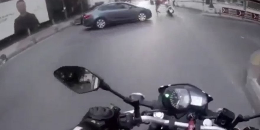 Motosiklet sürücüsü otomobile çarpmaktan son anda kurtuldu