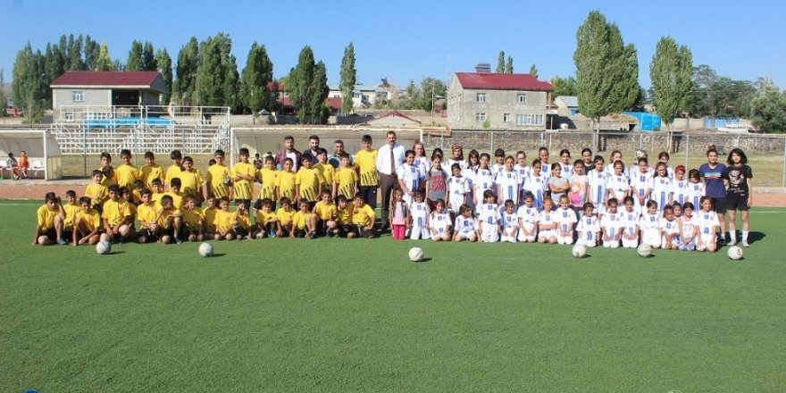 Taşlıçay’da 140 öğrenciye spor malzemesi dağıtıldı