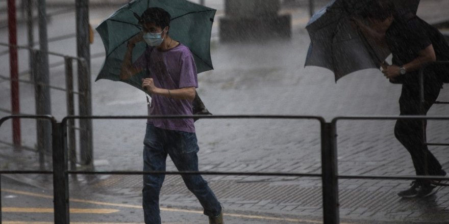 Hong Kong’da tayfun alarmı