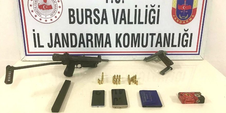 Silah kaçakçısı otomatik tabancayla yakalandı
