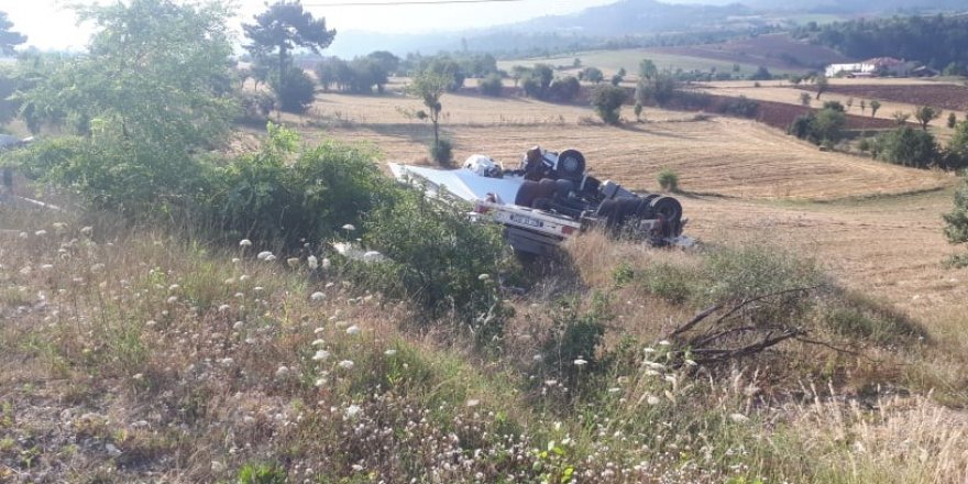 Kastamonu’da sunta yüklü tır tarlaya devrildi