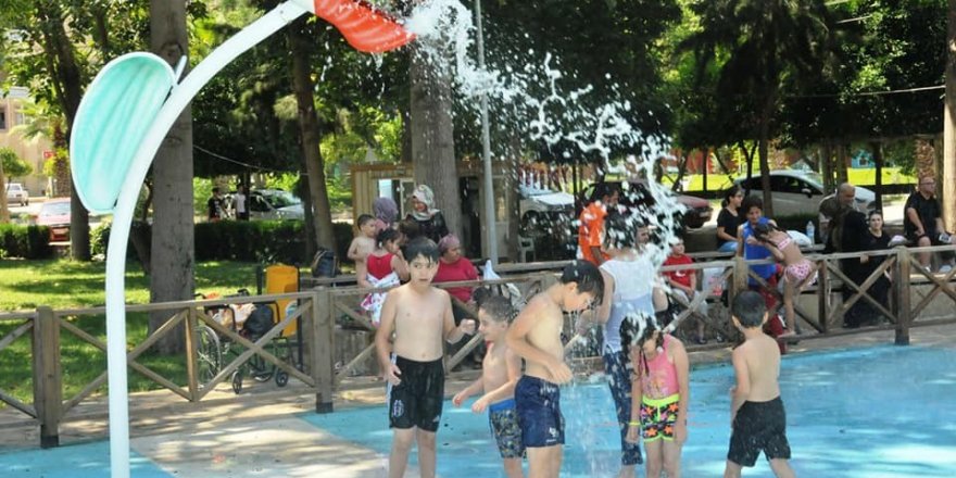 Çukurova’da çocuklar su oyun parkında serinliyor