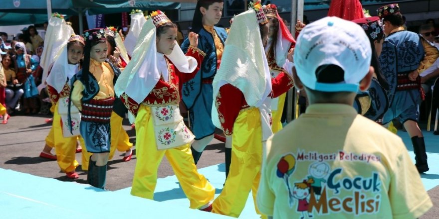 Melikgazi Belediyesi’nden festival havasında yaz okulu kapanış programı
