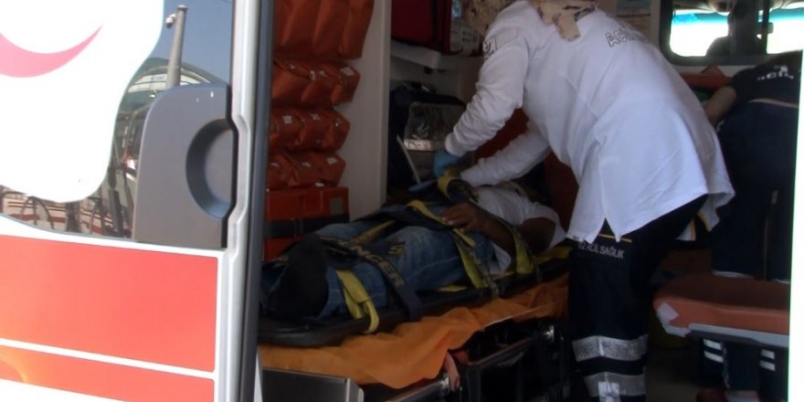 Zabıtadan kaçan seyyar satıcıya taksi çarptı