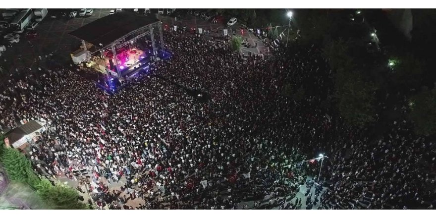 İzmitli Ferhat Göçer Fuar konserinde duygusal anlar yaşadı