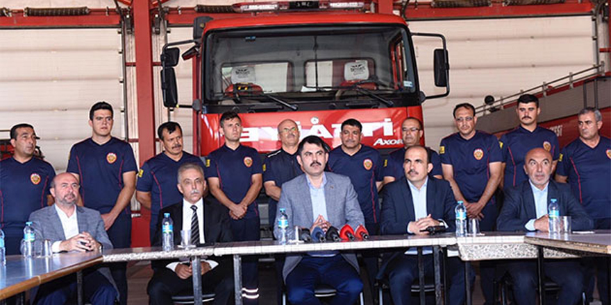 Bakan Kurum itfaiye personeliyle bayramlaştı